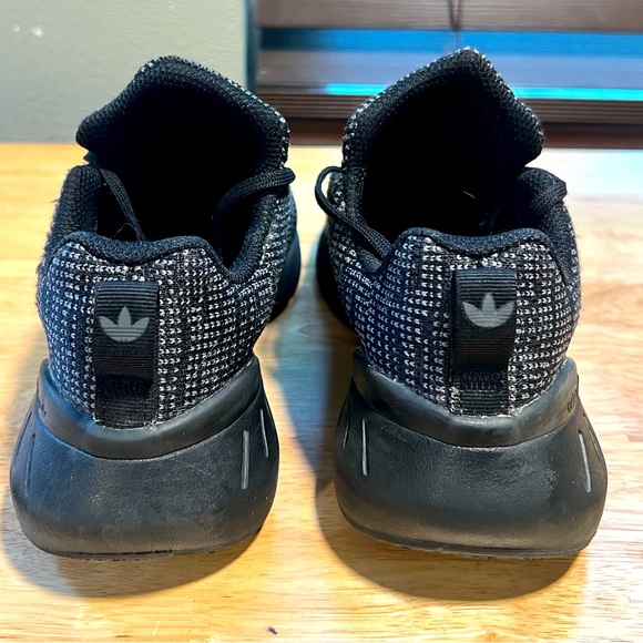 Kids Adidas shoes - Picture 4 of 4